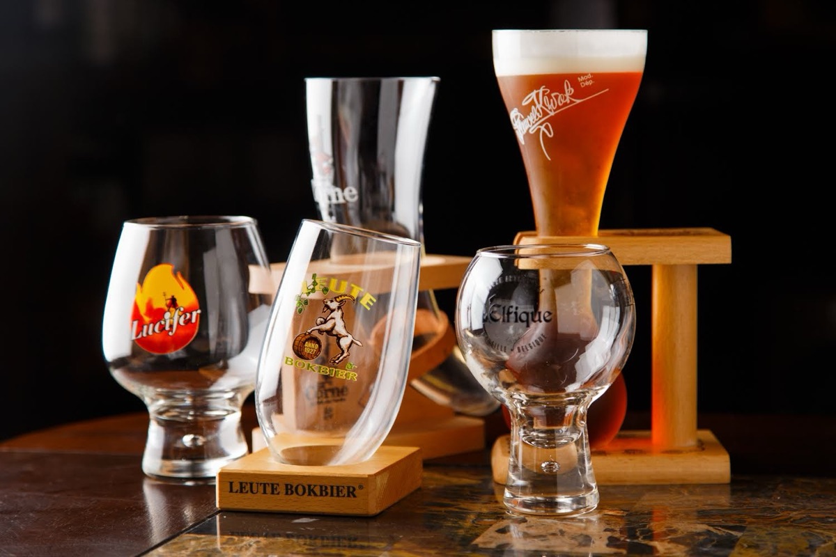 専用グラスに注がれたベルギービール